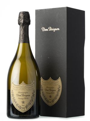 une bouteille de champagne devant une boîte noire
