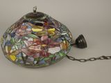 une lampe entourée d'une chaîne
