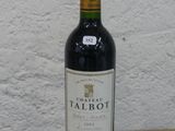 une bouteille de vin posée sur une table