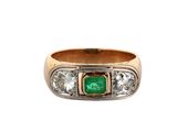 une bague ancienne sertie d'une émeraude et de diamants