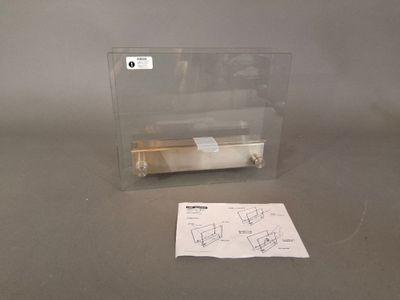 une photo d'une boîte en plastique transparent sur laquelle est posé un morceau de papier