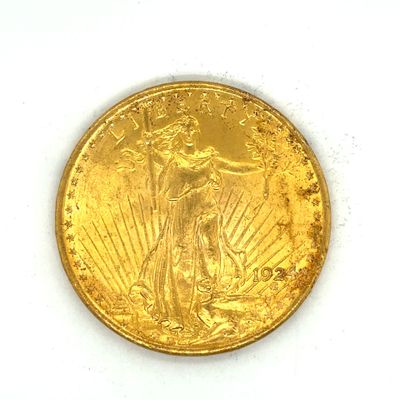 une image d'une pièce d'or sur une surface blanche