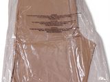 un gros plan d'un sac en plastique marron sur fond blanc