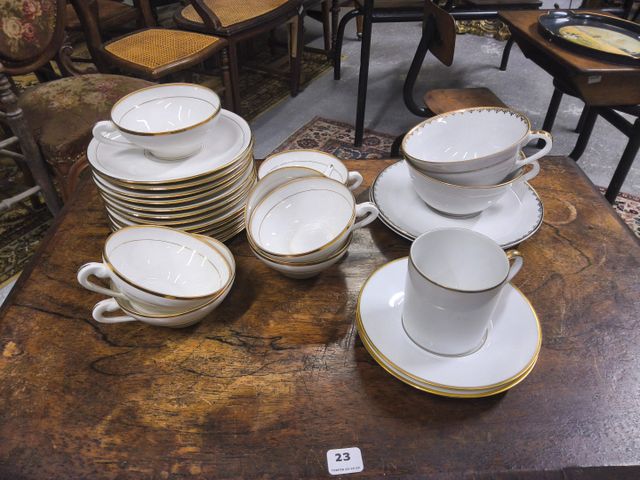 Lot de deux déjeuners en porcelaine Chavigny, 6 tasses et 12 sous...