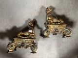 une paire de figurines anciennes en laiton représentant un homme et une femme