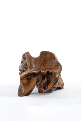 deux morceaux de bois posés l'un à côté de l'autre sur une surface blanche