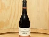 une bouteille de vin posée sur un tonneau