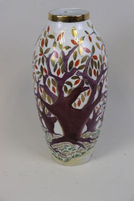 un vase blanc orné d'un motif représentant un arbre violet