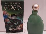 un flacon de parfum posé sur une table à côté d'une boîte de parfum