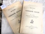 deux livres posés l'un à côté de l'autre sur une table