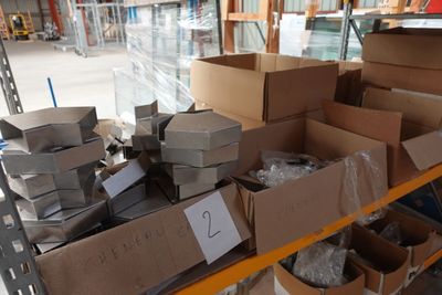 de nombreuses caisses sur l'étagère de l'entrepôt