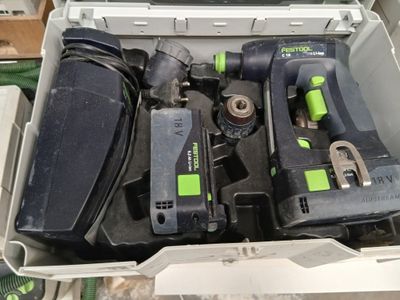 une boîte contenant quelques outils