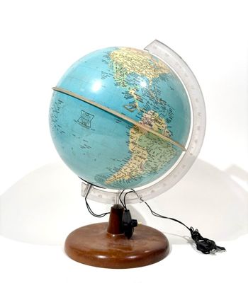 GLOBE formant lampe en plastique polychrome, marqué "Globes …