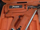 une trousse orange contenant une agrafeuse et des agrafes