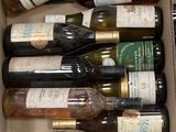 plusieurs bouteilles de vin dans une caisse sur la table