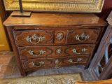 une commode surmontée d'un miroir dans une pièce