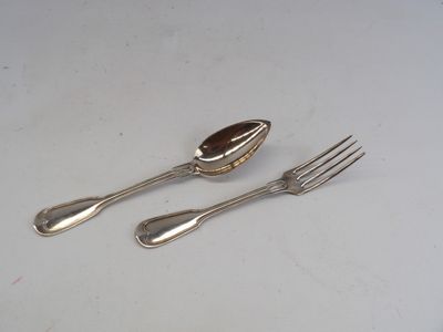 deux fourchettes et une cuillère posées sur une table