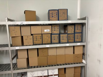 Dans une pièce « Cave » : 1 ensemble de linéaires d'étagères… - Photo 1