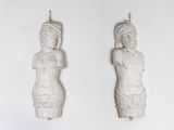 une paire de sculptures en plâtre représentant une femme et un homme, accrochées au mur