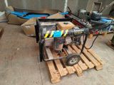 un petit générateur posé sur une palette dans un garage