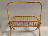 une photo d'un porte-revues en bois surmonté d'un panier