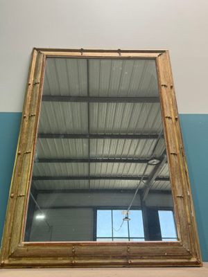 un miroir accroché au mur d'une pièce