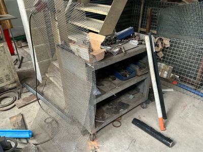 une photo montrant un tas d'outils dans un garage