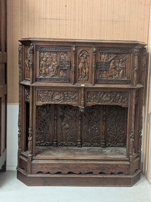 un meuble en bois avec des sculptures dans une pièce