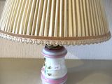une lampe posée sur une table et munie d'un abat-jour
