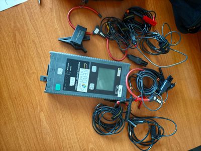 un chargeur posé sur une table à côté d'un autre chargeur