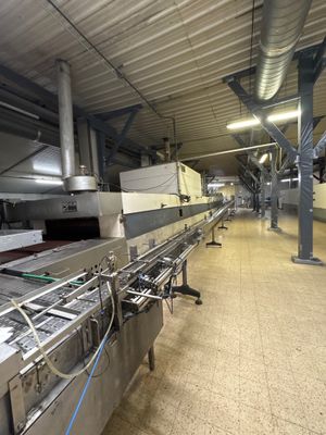 une image d'une bande transporteuse dans une usine
