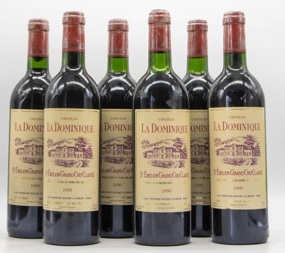 six bouteilles de vin rouge sont alignées
