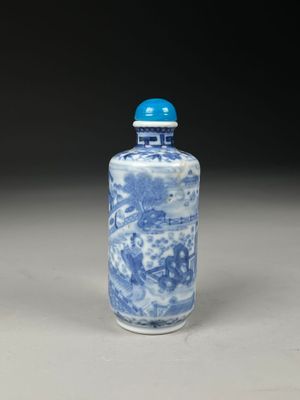 a blue and white porcelain snuff bottle with a blue lid
