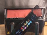 un téléphone portable posé sur une boîte