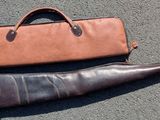 un sac et une paire de bottes posés par terre