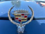 l'emblème de capot d'une Cadillac surmonté d'une couronne