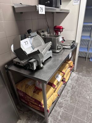 une machine posée sur le comptoir d'une cuisine