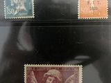 trois timbres de couleurs et de tailles différentes sont posés sur une surface noire