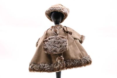 un mannequin vêtu d'un manteau de fourrure et d'un chapeau