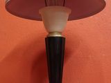 une lampe posée sur une table dans une pièce