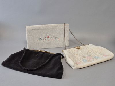 Anonyme Lot composé de trois sacs du soir perlés.