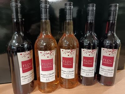 six bouteilles de vin sont alignées sur un comptoir