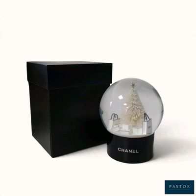 une boule à neige avec un sapin de Noël à l'intérieur