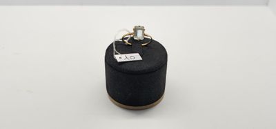 un gros plan d'une bague posée sur une boîte noire