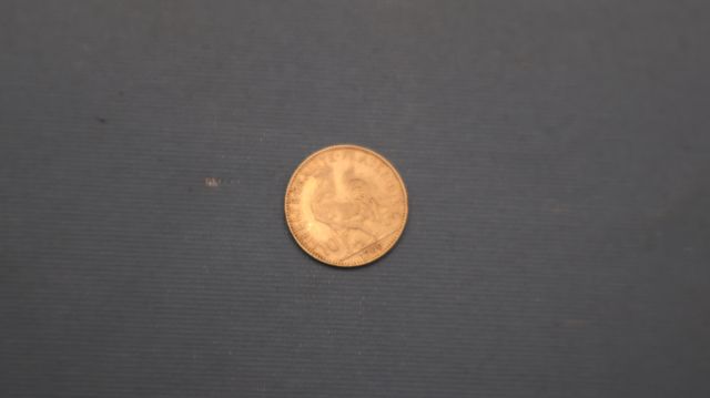 Une pièce de monnaie en or à valeur faciale de 10 francs Français...