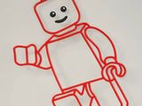 un bonhomme Lego réalisé en fil de fer rouge sur une surface blanche