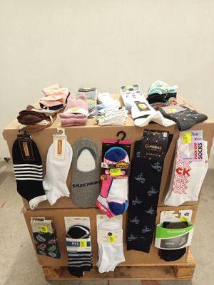 de nombreuses paires de chaussettes sur une palette dans une pièce