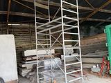 une échelle posée au milieu d'un tas de bois