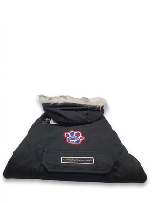 une photo d'un manteau noir pour chien avec un col en fourrure