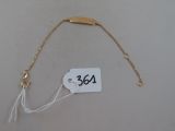 une photo d'un bracelet en or avec une étiquette de prix accrochée dessus